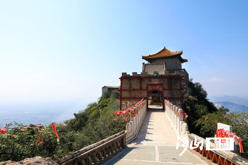 奇秀雞鳴山 一峰飛來高插云，故云行